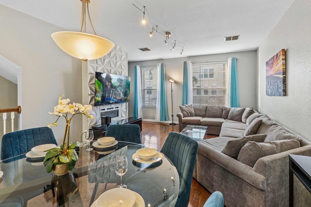 Indulge in our spectacular living and dining area of the townhouse in Orlando - Stylish design come and modern furnishing together to create a warm atmosphere. - Marvelous 6 persons dinning table under a roof hanging lamp