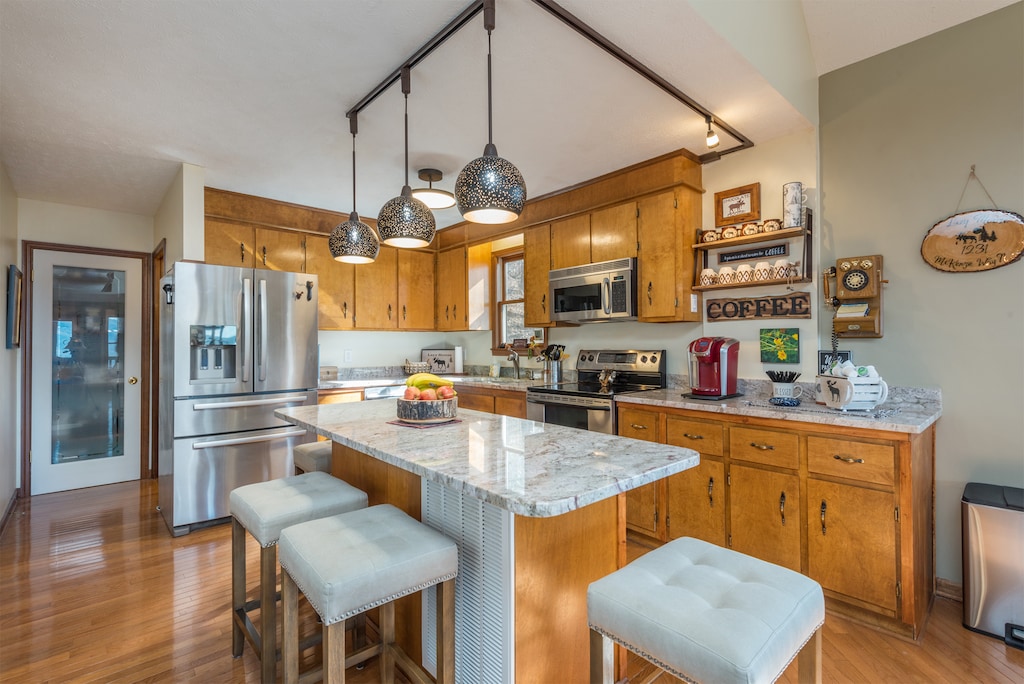 Breakfast bar with seating for 4