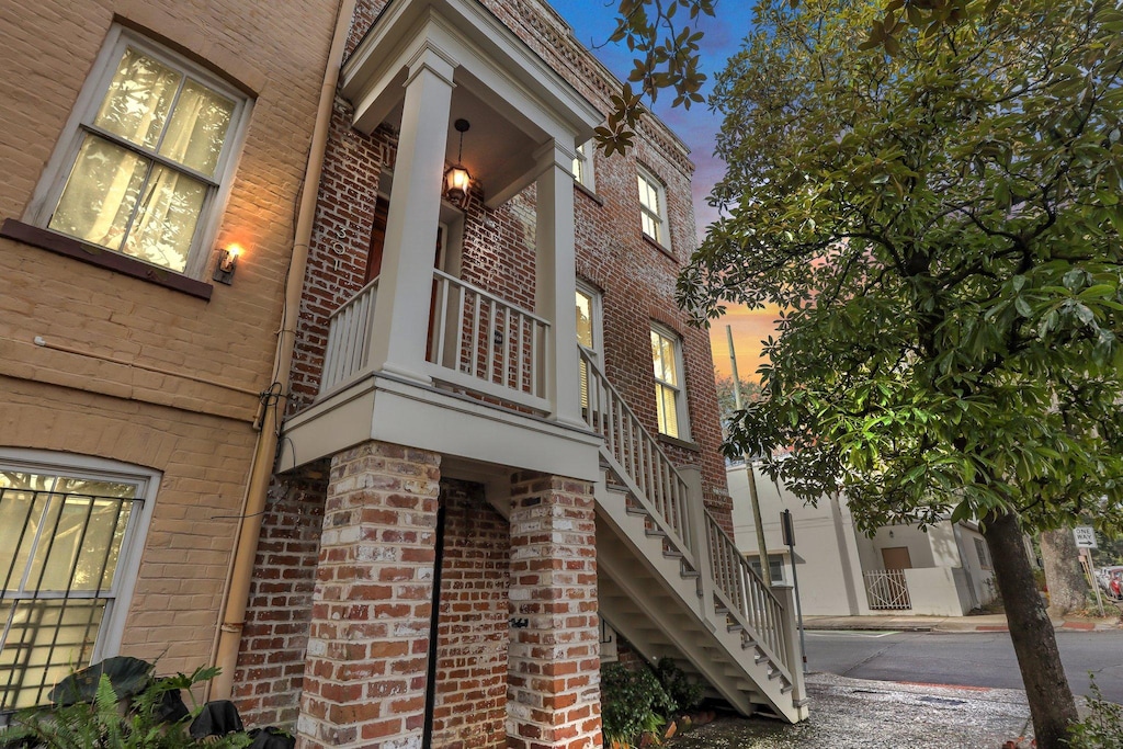 This end unit home faces a tree-lined street, within walking distance to restaurants, venues, bars and more!