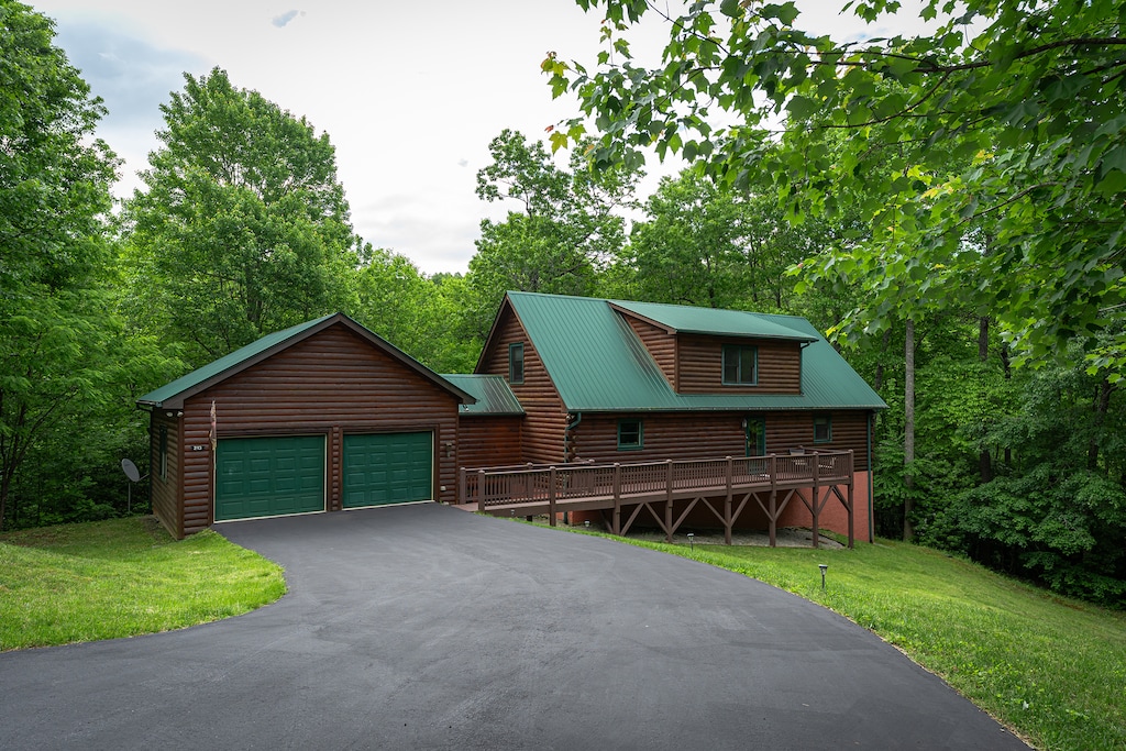 Paved driveway leading to Night Owl Lodge