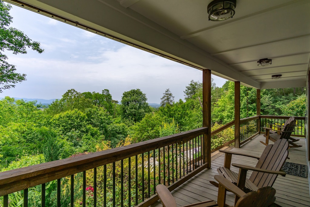 Covered front porch with seating for 4