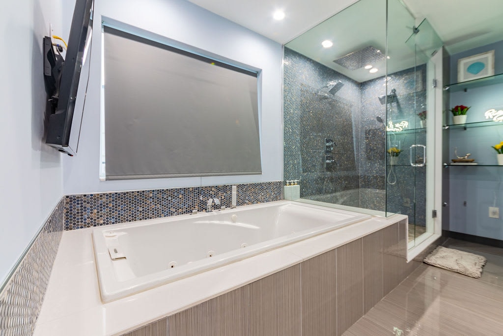 Hot tub, TV and shower.