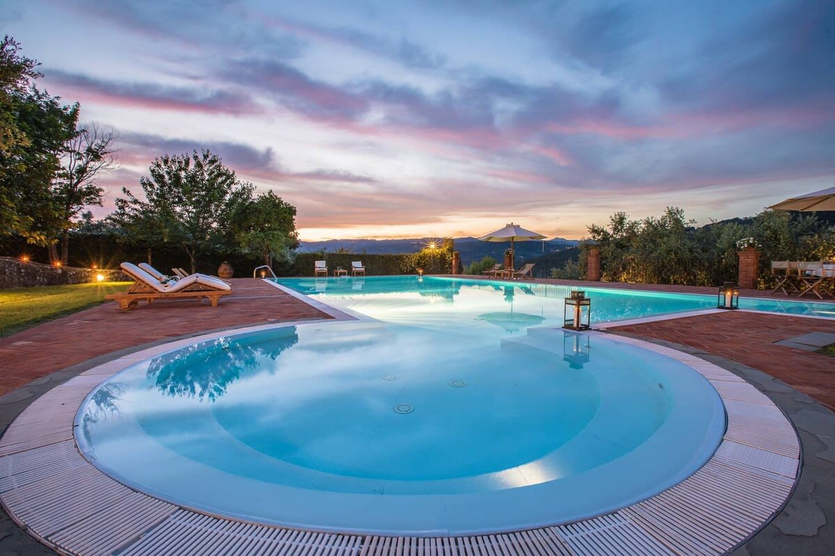 Private pool and jacuzzi