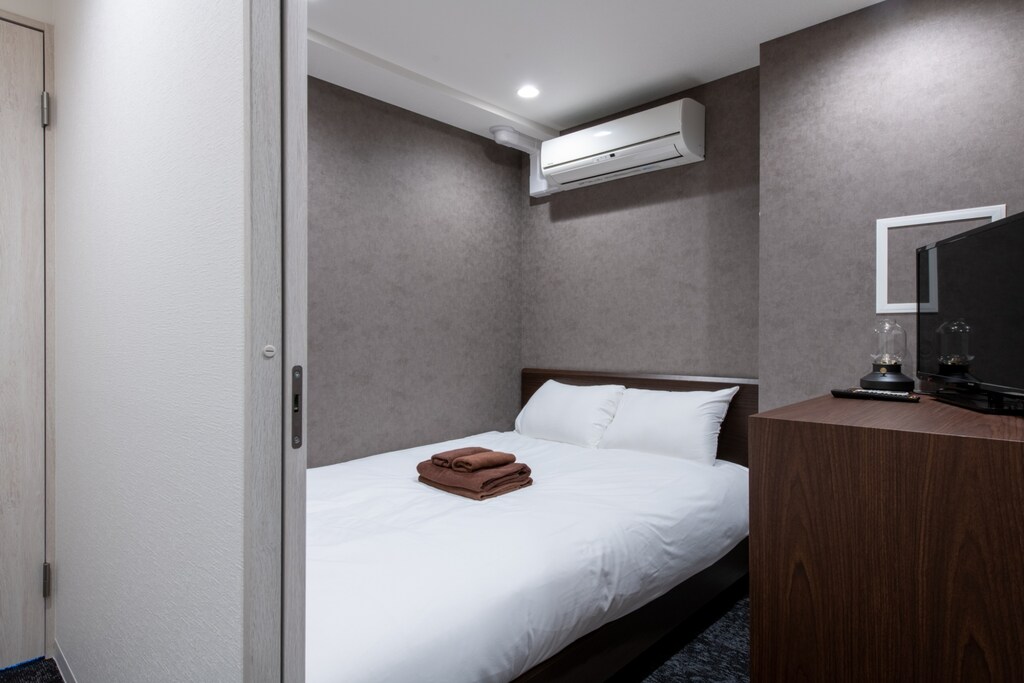 bedroom, double size bed