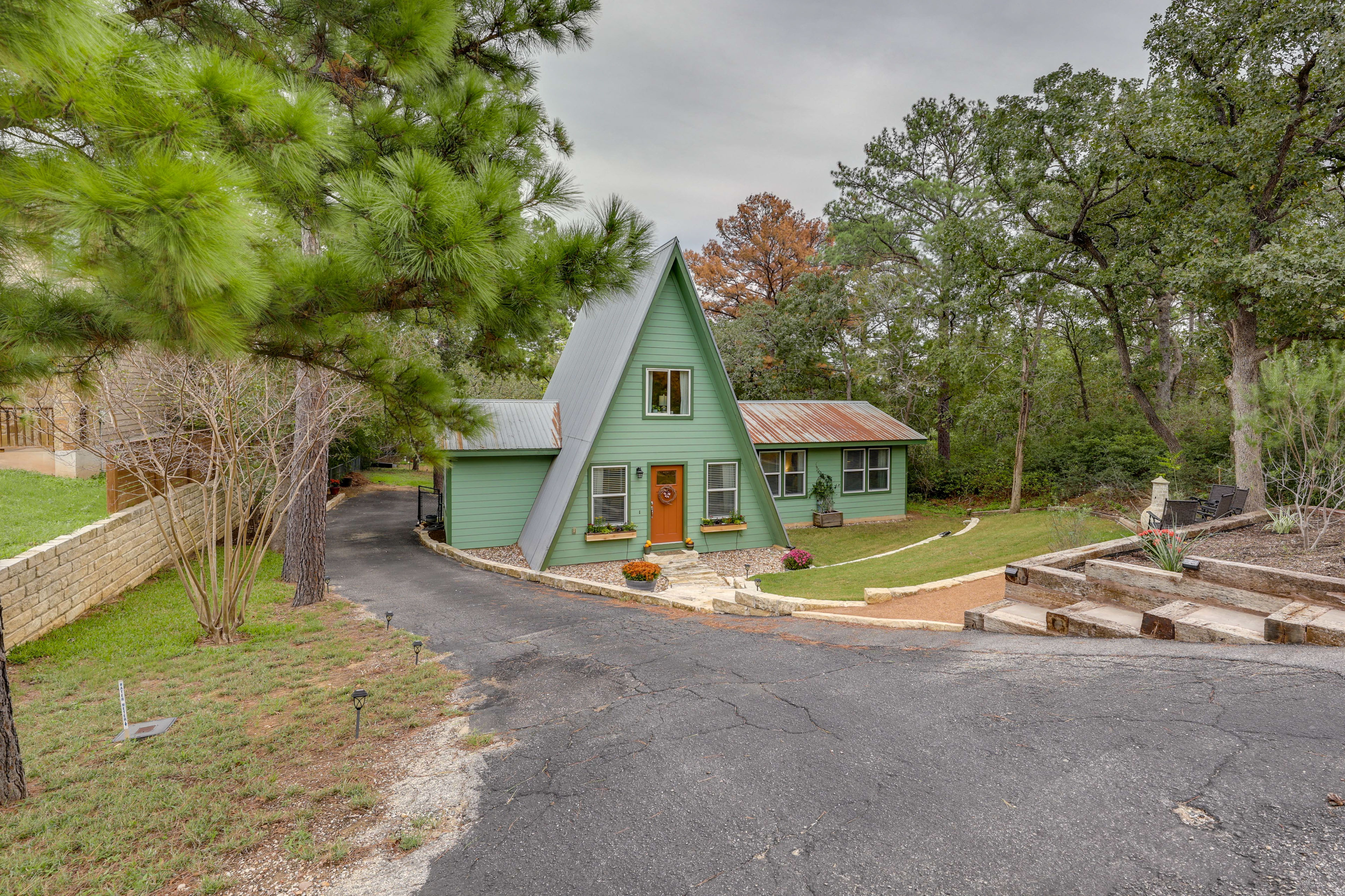 A-Frame Cottage w/ Deck ~ 5 Mi to Lake Bastrop!