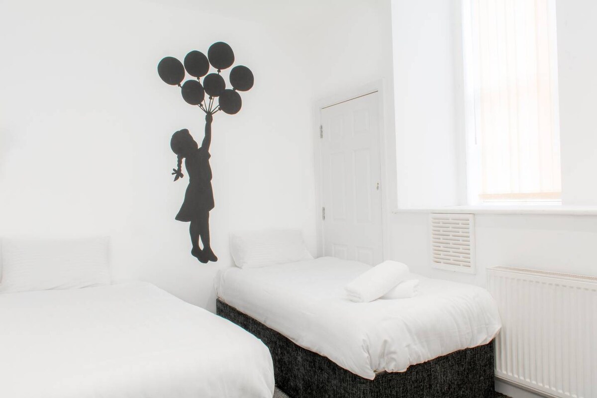 Fleet Nightlife I, Liverpool - Host & Stay