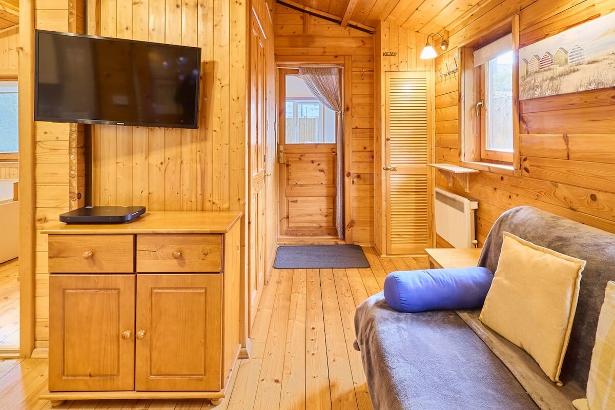 Astoria Cabin Home Rental in Broadstairs