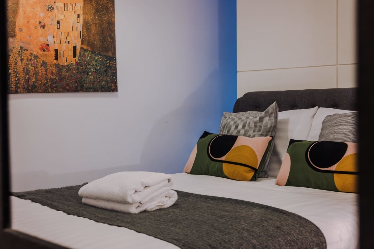 Preston's Rooftop Apartment, Liverpool - Host & Stay