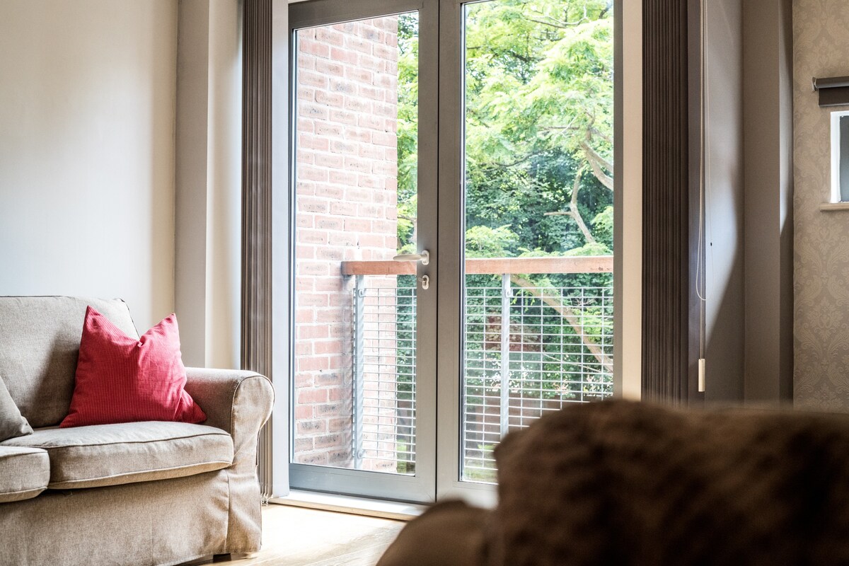 JuliYork Place Apt, Liverpool - Host & Stayette balcony overlooking a small green & bringing in lots of light.