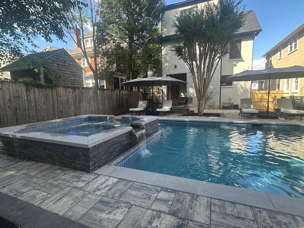 In-ground saltwater heated pool + hot tub! 