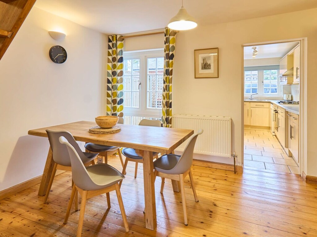 Corner Cottage, Canterbury - Host & Stay