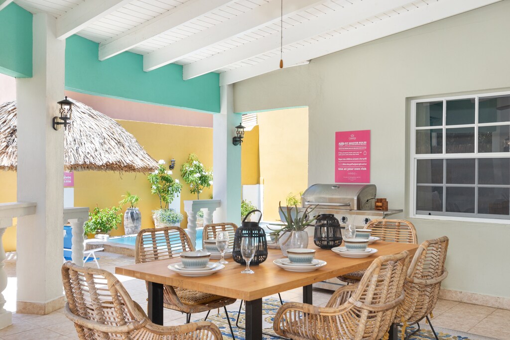 Elite outdoor dining area of the 3BR House in Aruba - Beautiful 6 persons dining - Majestically decored space with refreshing Atmosphere - Outstanding pool facing dining area - Beautiful view