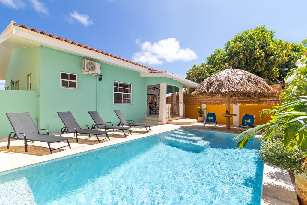 "Very nice house in the north of the island, close to many commodities while not into the heart of Palm beach, which is a very good point. the communication with Stuart and Julia was very easy and efficient. very nice stay in Aruba !" - Romain *****