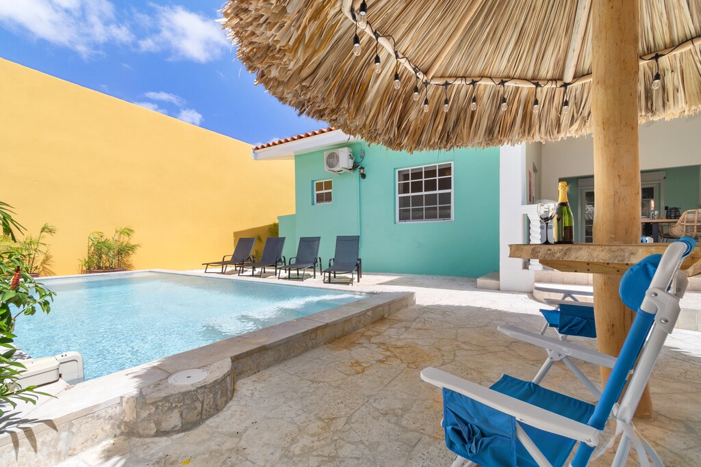 Pleasant Private pool Area of the 3BR House in Noord Aruba - With outdoor shower - Discover bliss by the pool in serene setting - Private pool with palapa