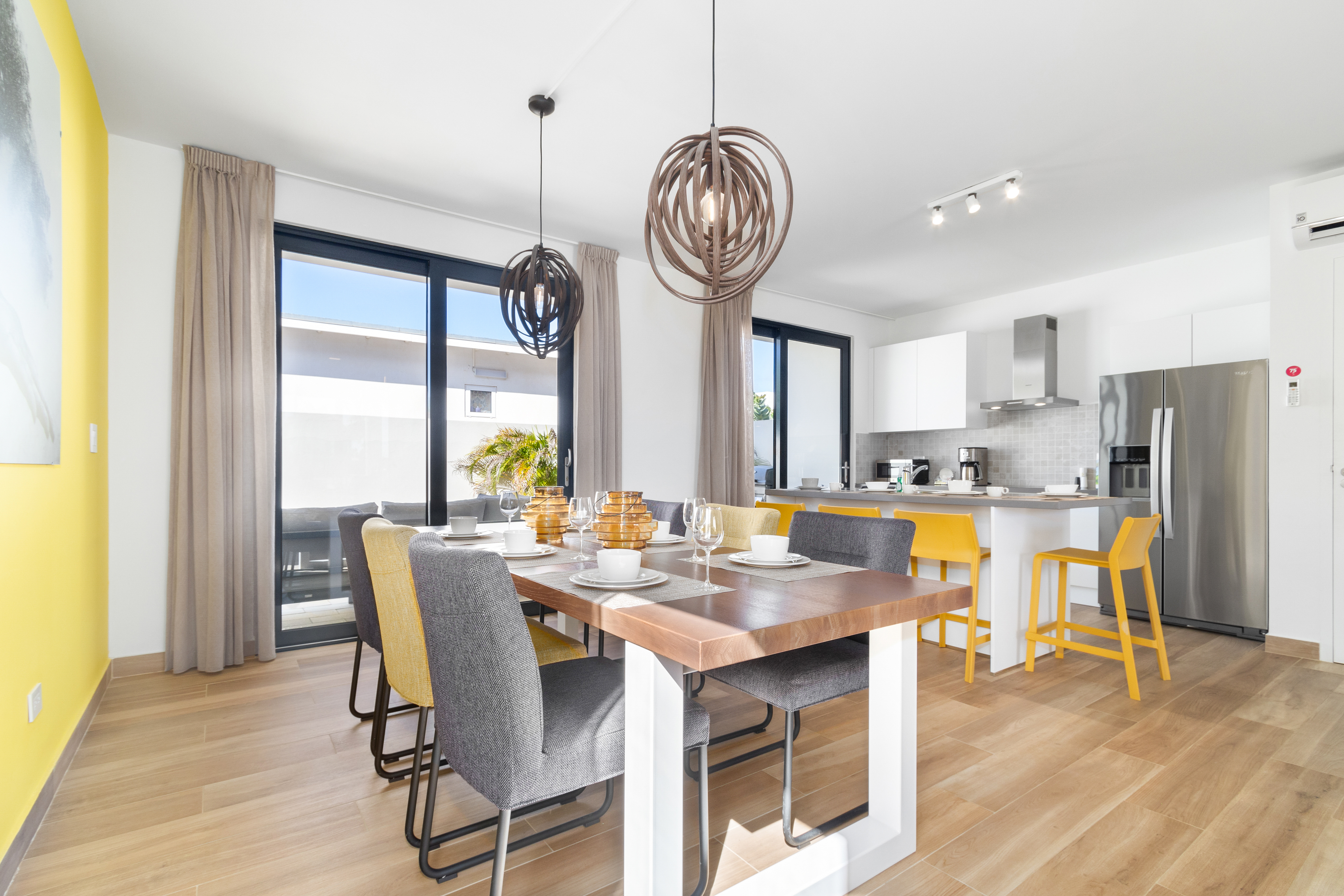 Charming Dining Area of the 3BR Townhouse in Noord Aruba - 6 Persons Dining - Quality materials, such as a sleek dining table and comfortable chairs - Modern Design - Intimate ambiance created through soft, ambient lighting - Elegant Decor
