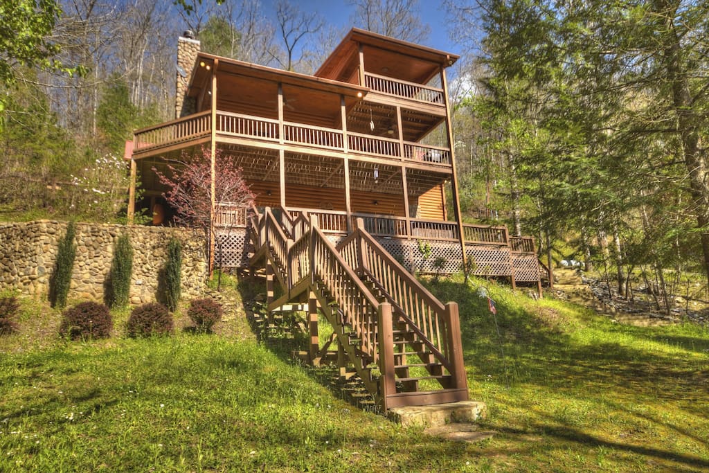 The beautiful "Trout Haven" cabin right on Fightingtown Creek!