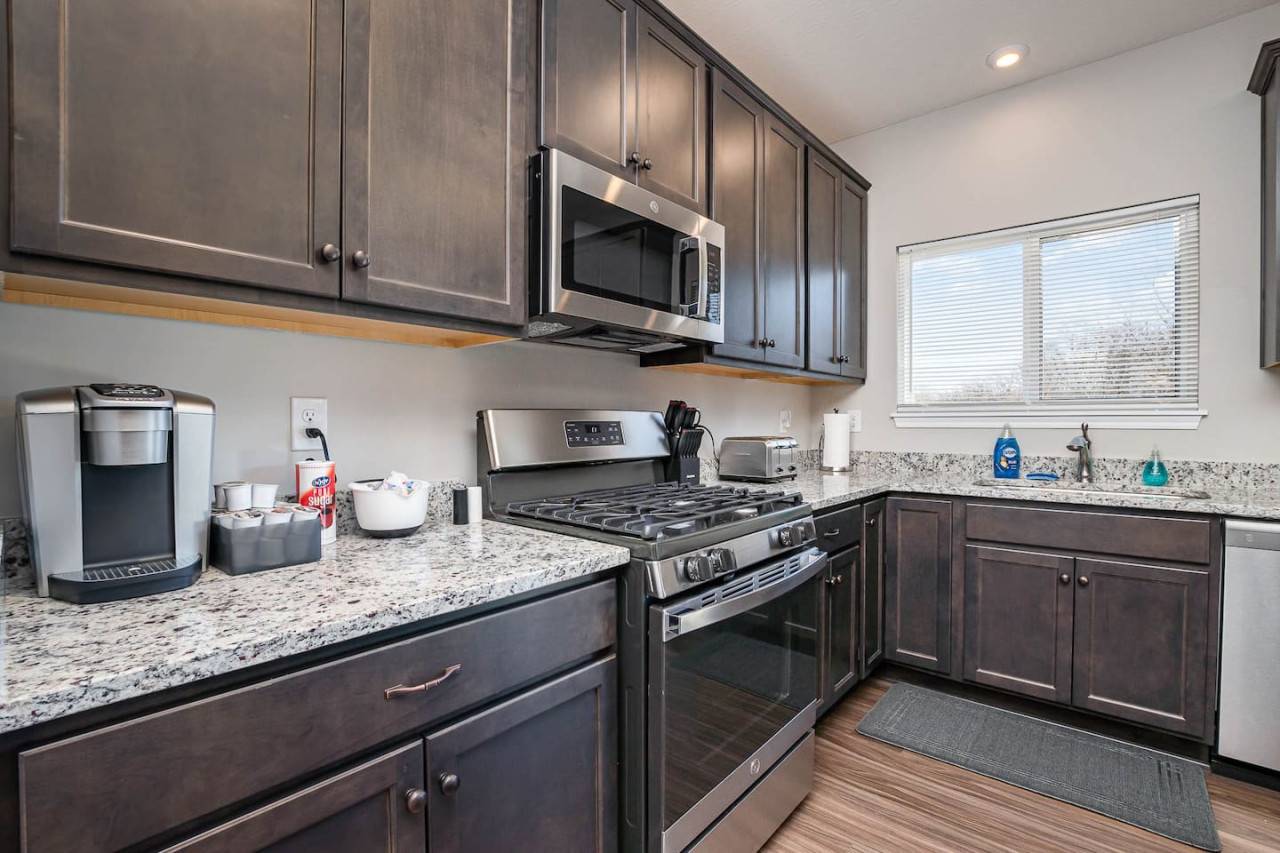 Cheerful 5 bedroom on azra with a pool and real