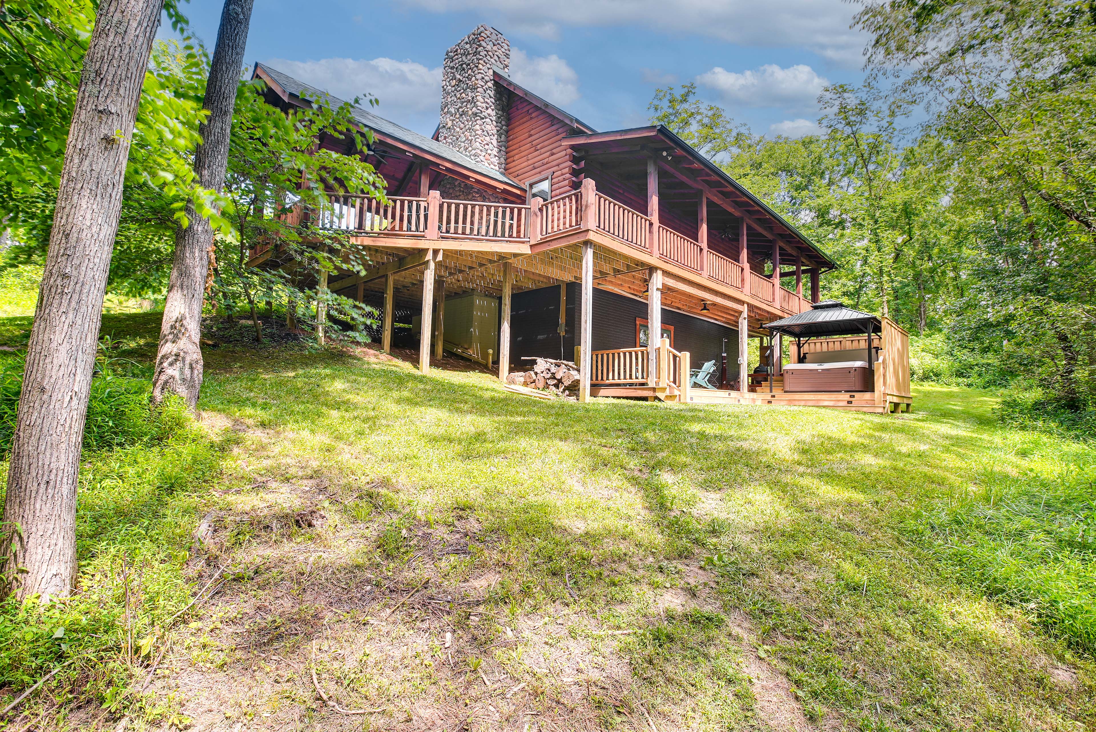 Property Image 1 - Rustic Laurelville Cabin w/ Hot Tub & Sauna!