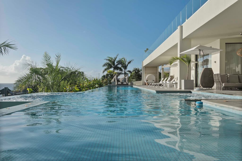 Property Image 2 - Gorgeous Beach House Perched Right Over the Ocean