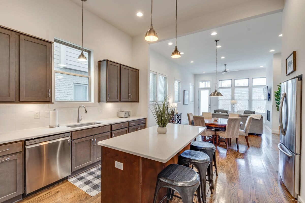 The Atticus: Spacious West End Haven - Home Rental in Nashville