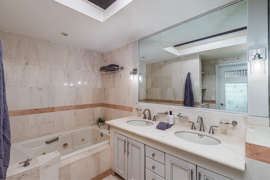 Ensuite Bathroom - Shower, Double Sinks & Toilet