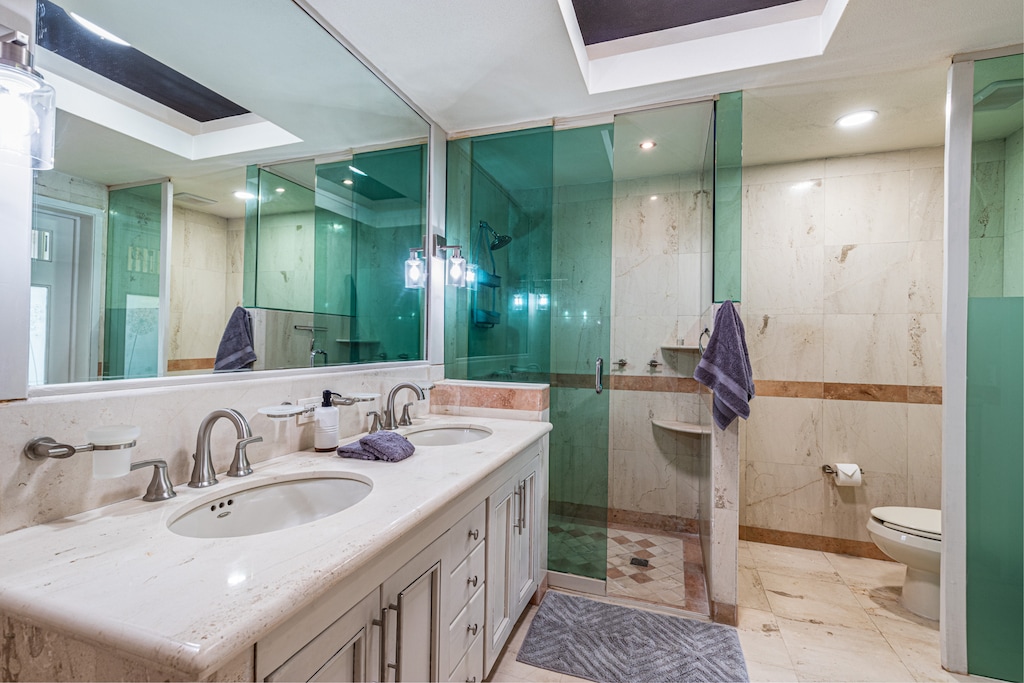 Ensuite Bathroom - Jetted Tub, Shower, Double Sinks & Toilet