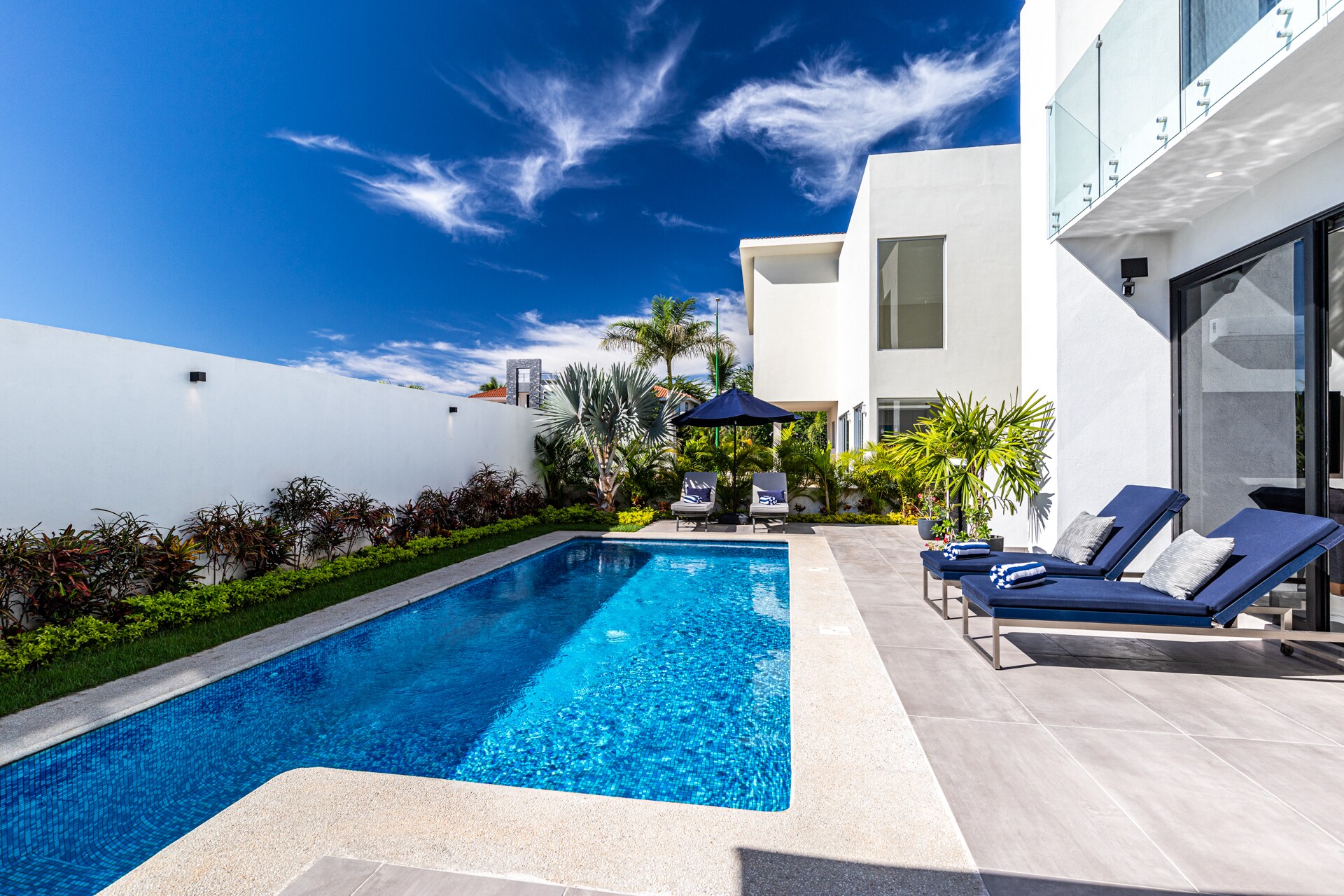 Pool & Outdoor Lounge Seating