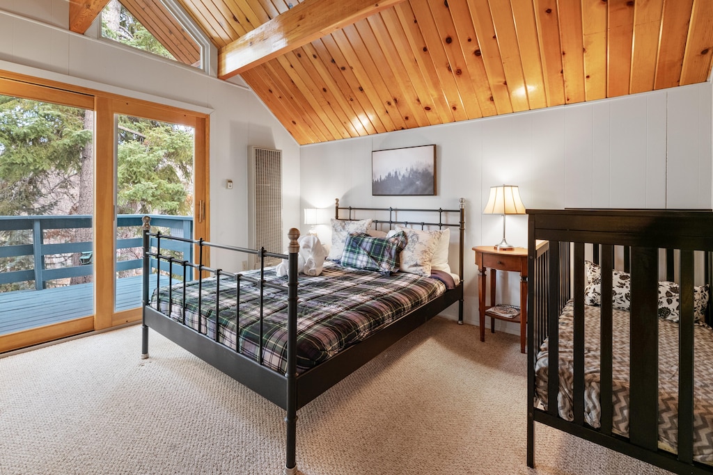 Queen bed, a large closet & a crib. Vaulted ceilings. Access to deck (2 ppl)