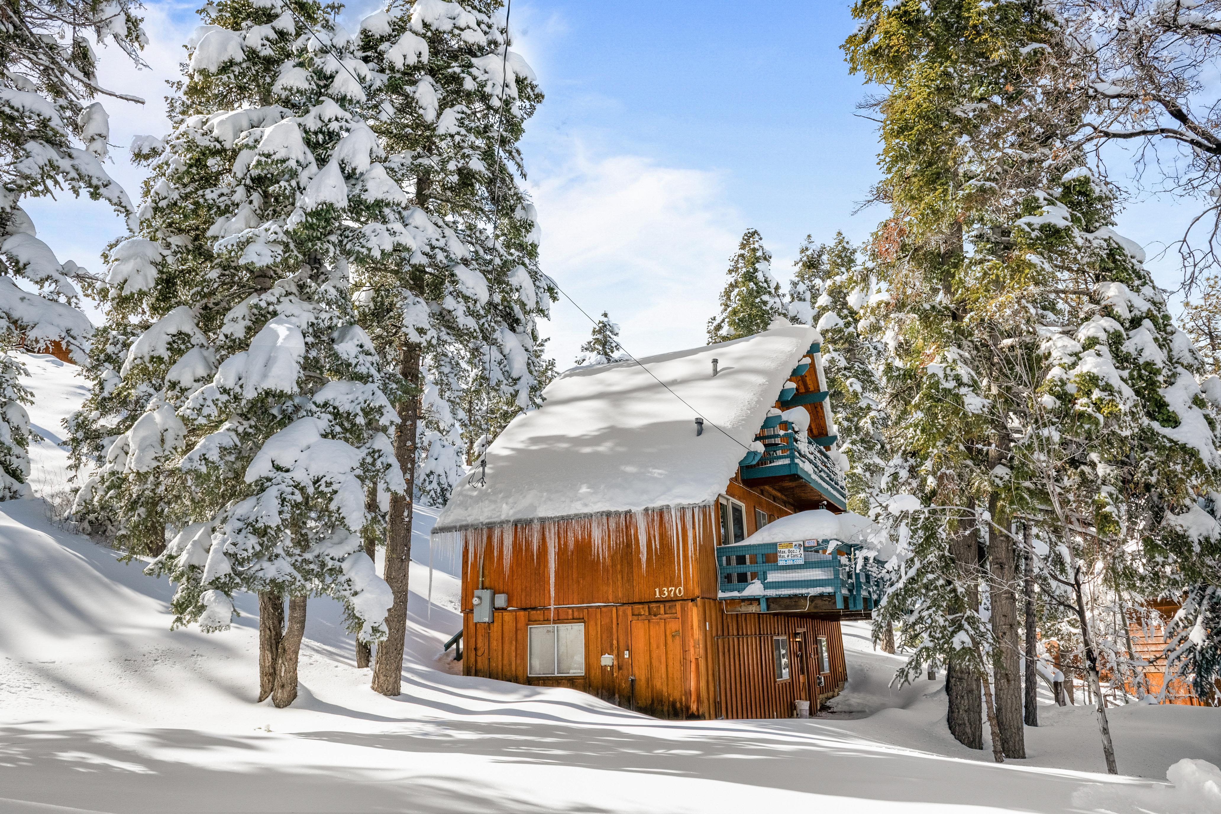 Adorable 3-level ski chalet with 3 decks in upper Moonridge. Nestled in the woods NEXT to Bear Mountain Slopes!