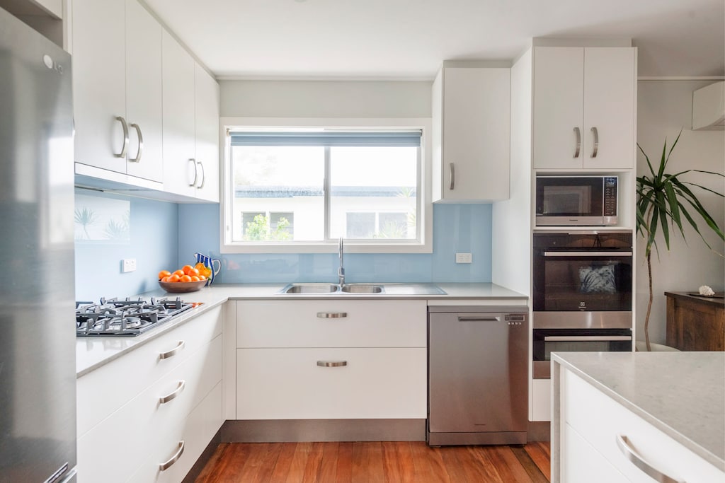 Captain's Haven - Yamba pet-friendly accommodation - Fully equipped kitchen