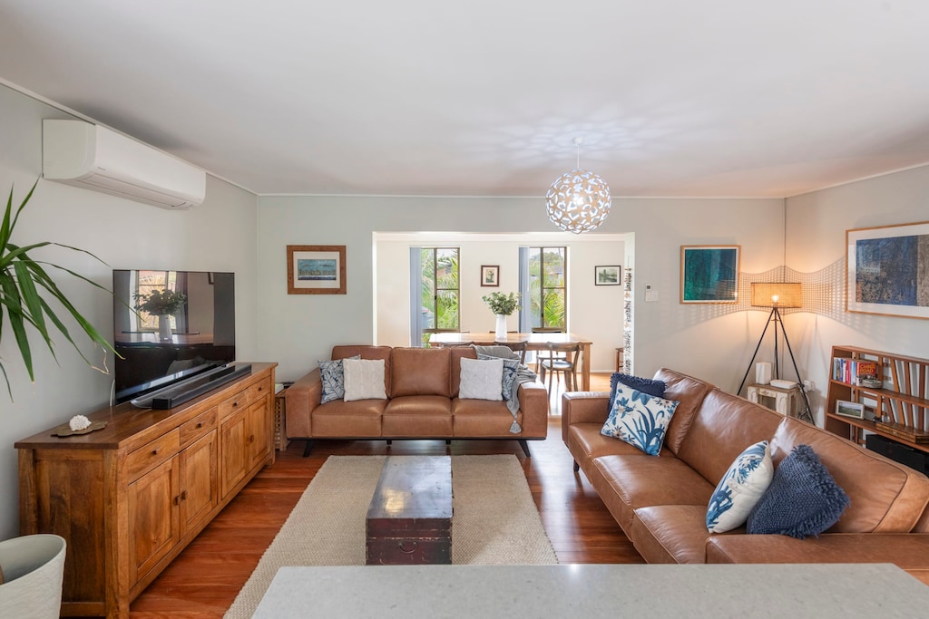 Captain's Haven - Yamba pet-friendly accommodation -  Air-conditioned open plan kitchen, living & dining