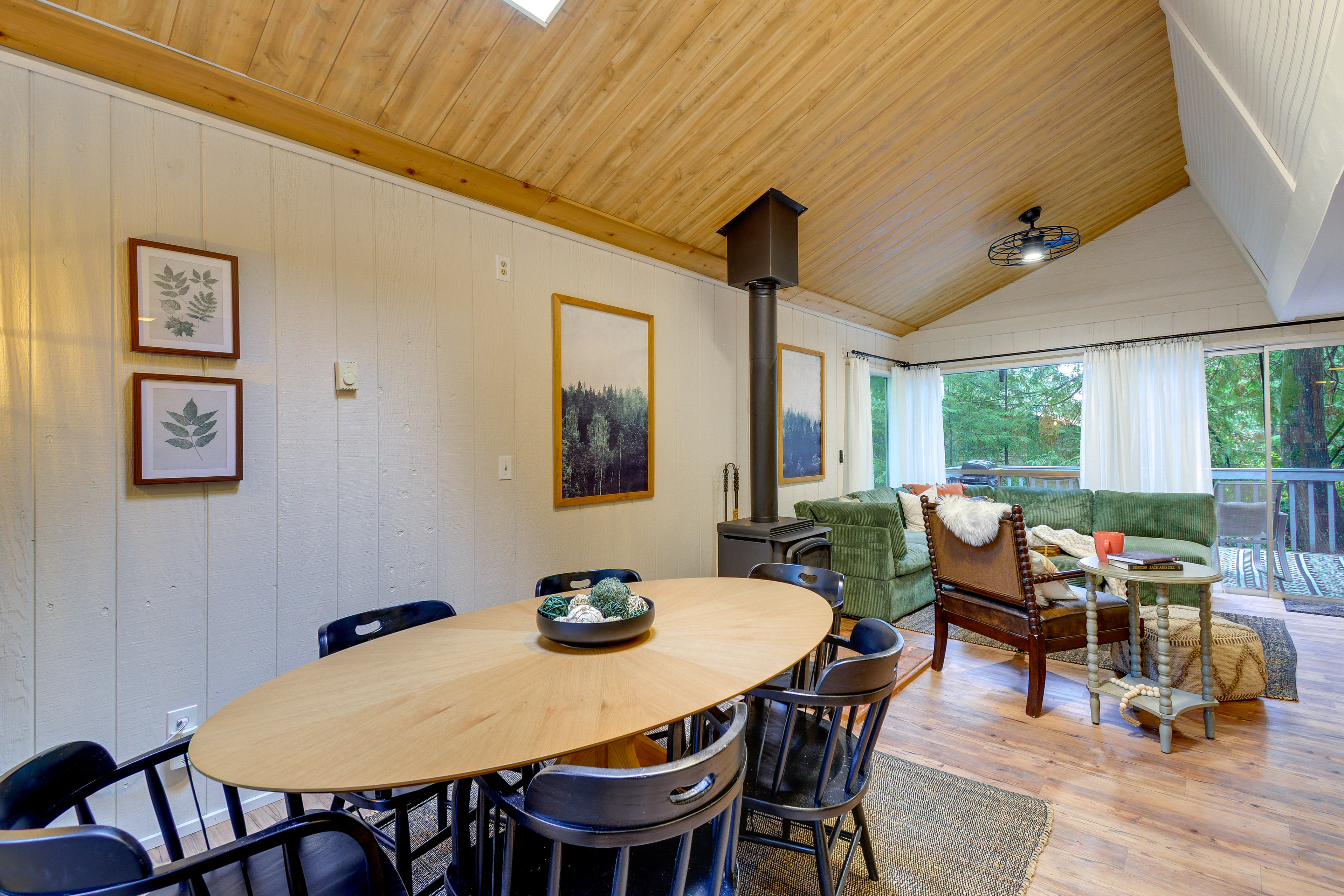 Harstine Island Cabin w/ Fire Pit: Walk to Beach!