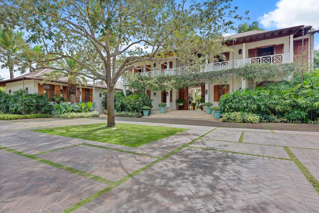 Walking into the villa, you will appreciate the abundance of greenery surrounding you. 