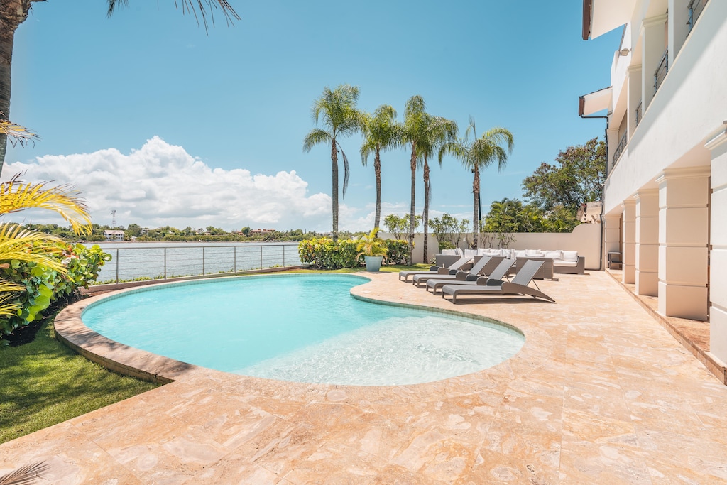 Al fondo el Río Chavón. Del lado derecho se puede apreciar el mar. 