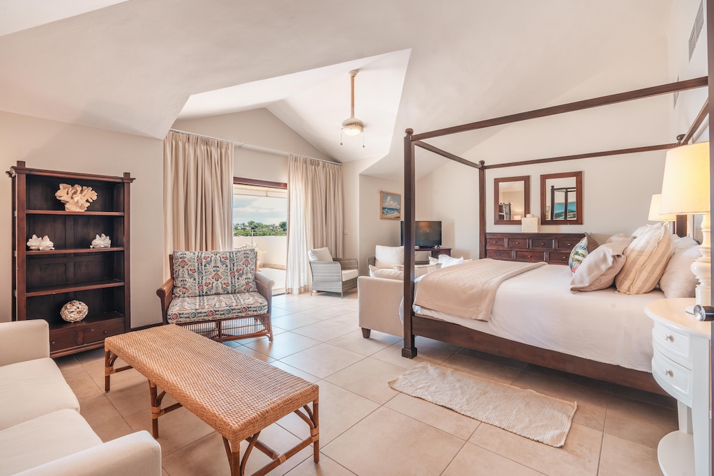 Habitación principal con una pequeña terraza con vista.