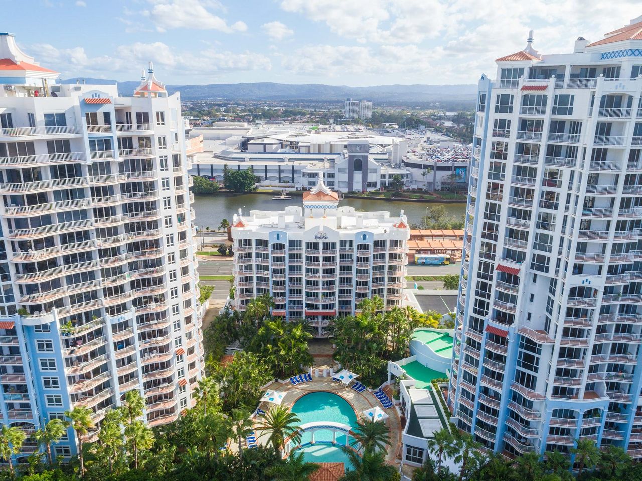 Property Image 1 - Large Sub-Penthouse Apartment in Bel Air