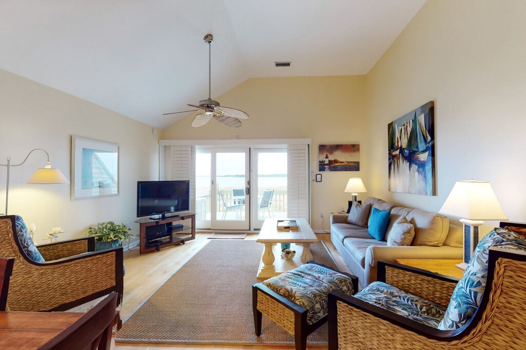 1330-Pelican-Watch-09252023_133932