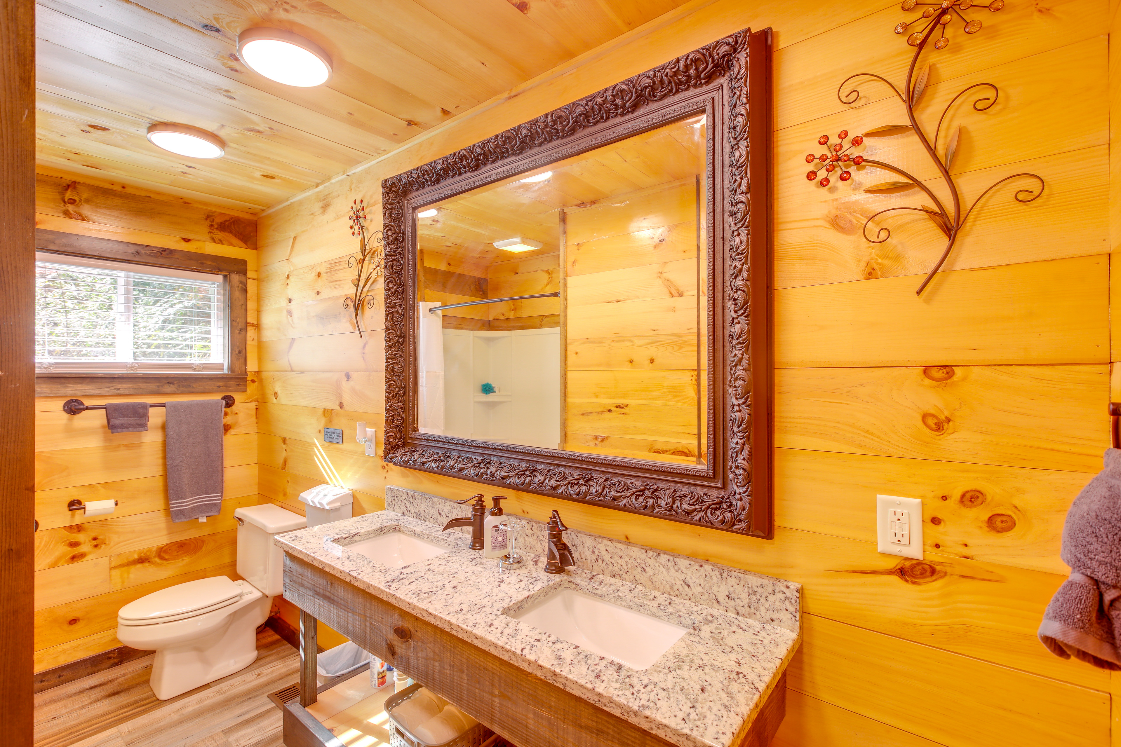 Pet-Friendly Chattanooga Cabin w/ Hot Tub & Kayaks