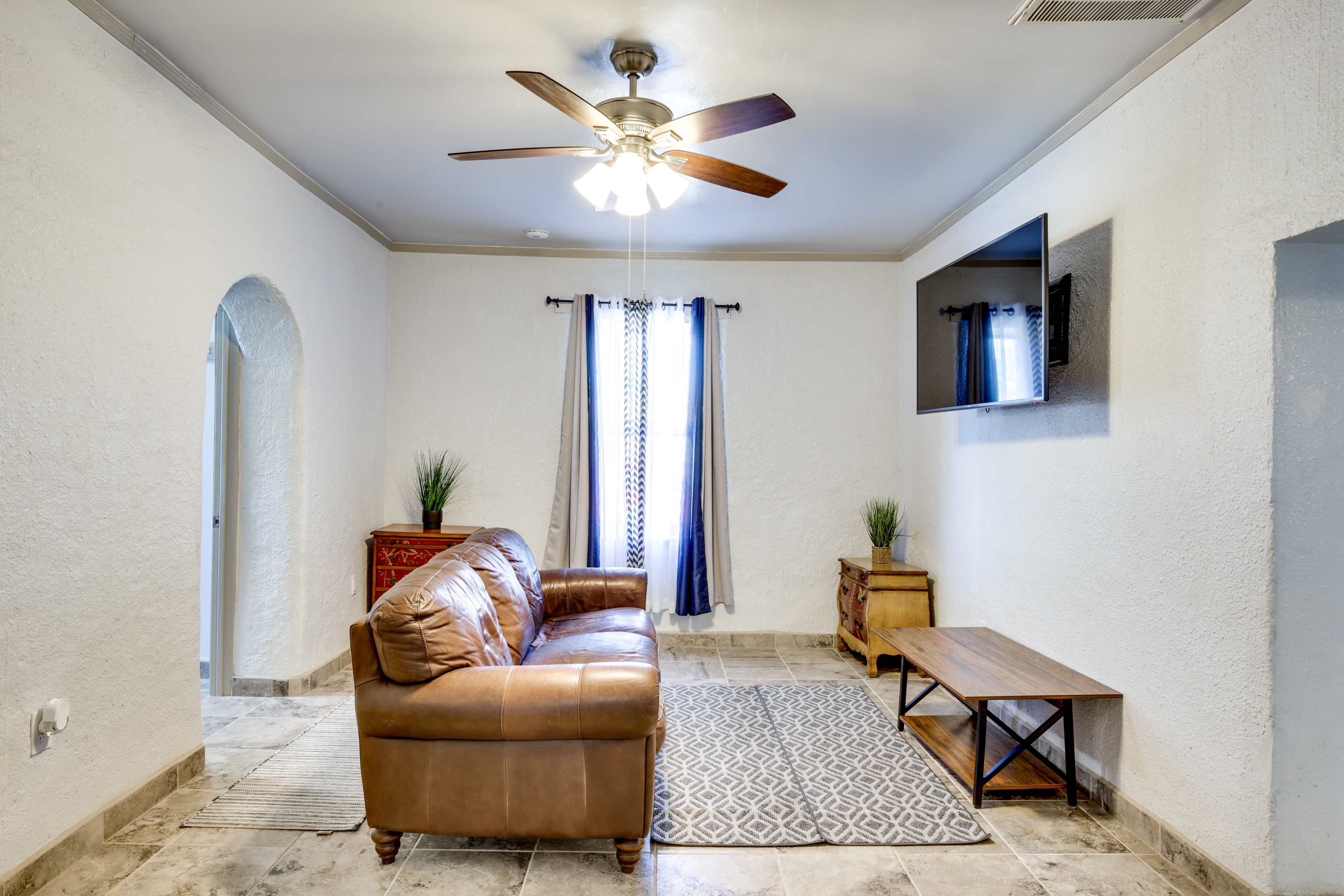 El Paso Vacation Rental ~ 6 Mi to Downtown!