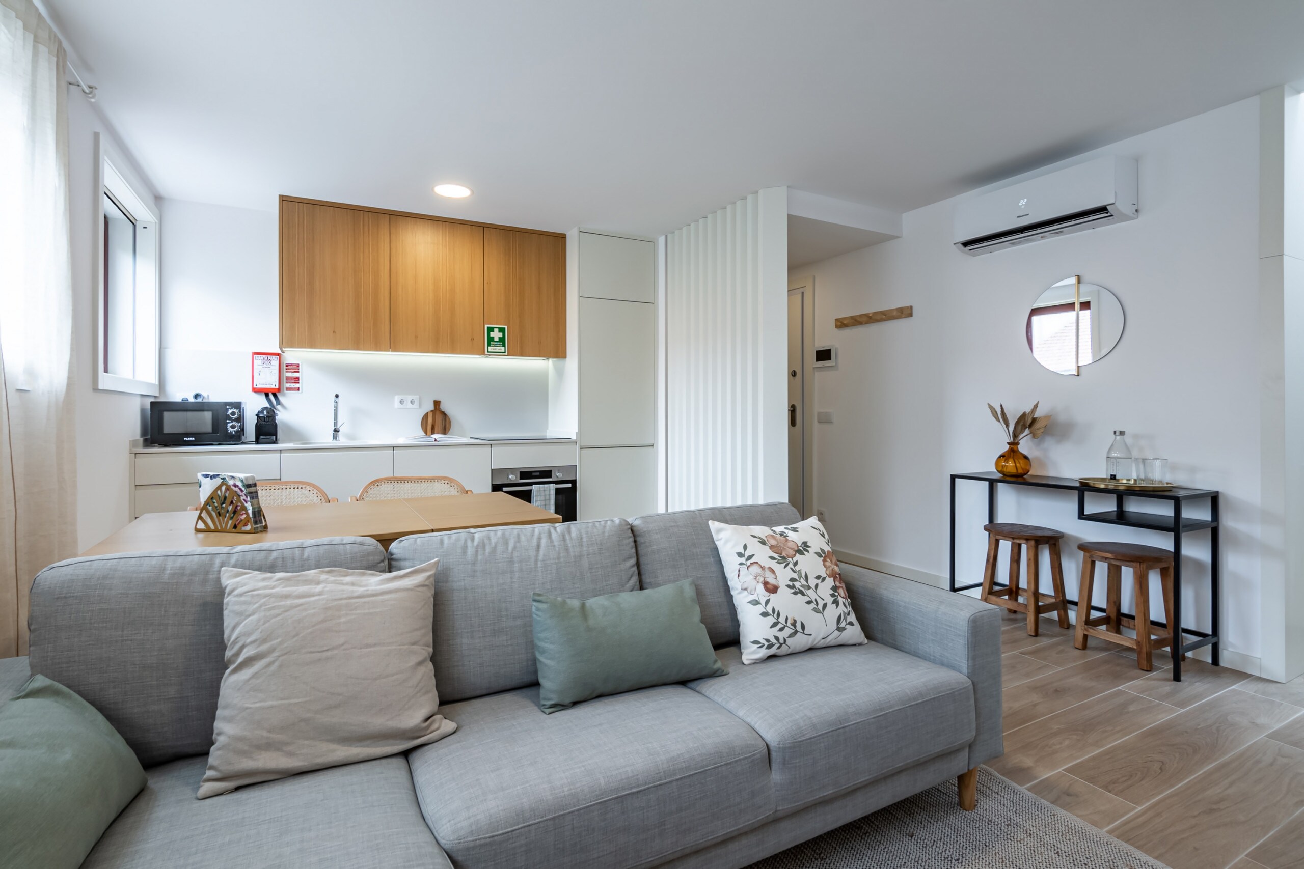 Property Image 2 - Nomad’s Lux - 1BDR Charming Top Floor Porto