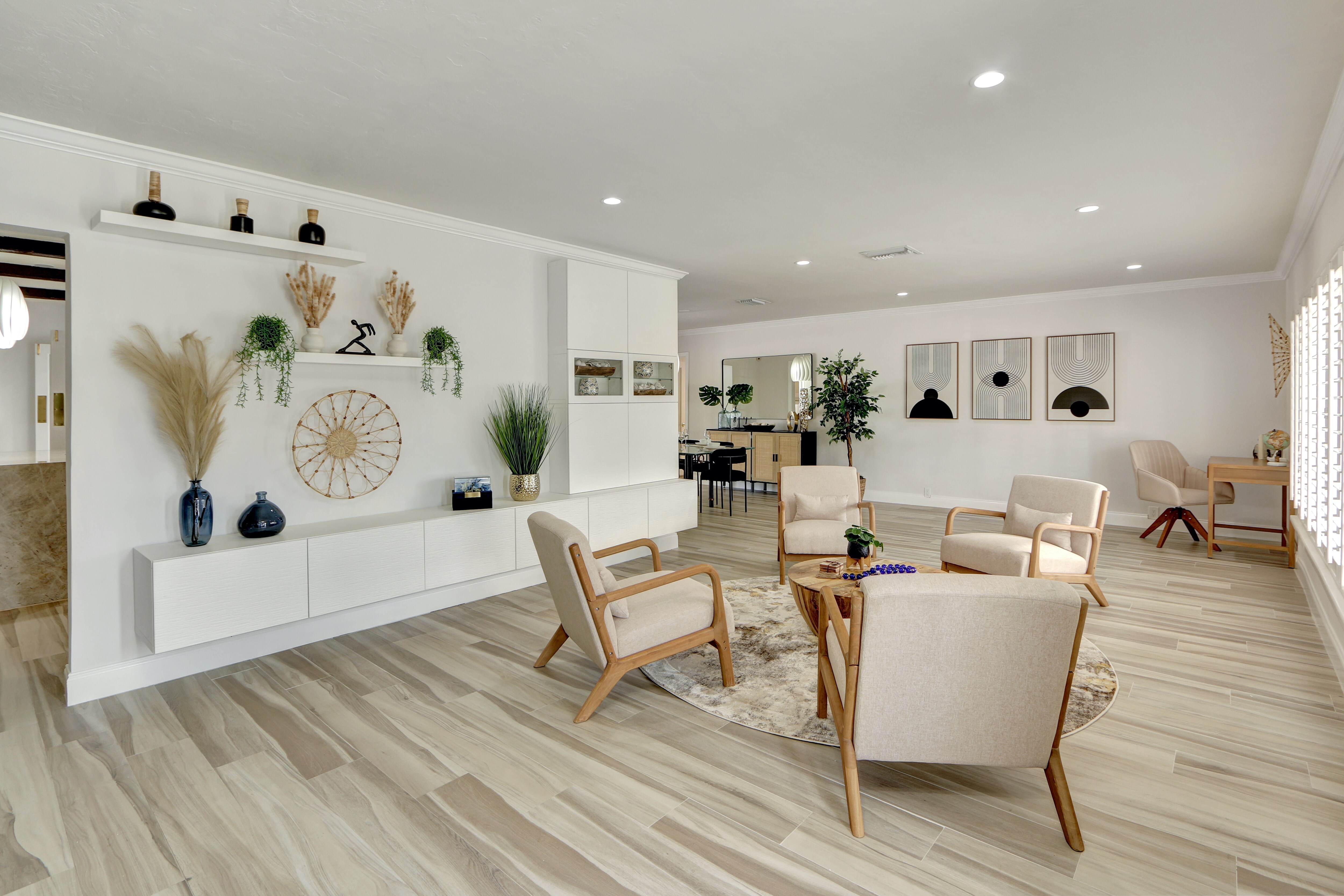 Entry sitting room | With corner desk