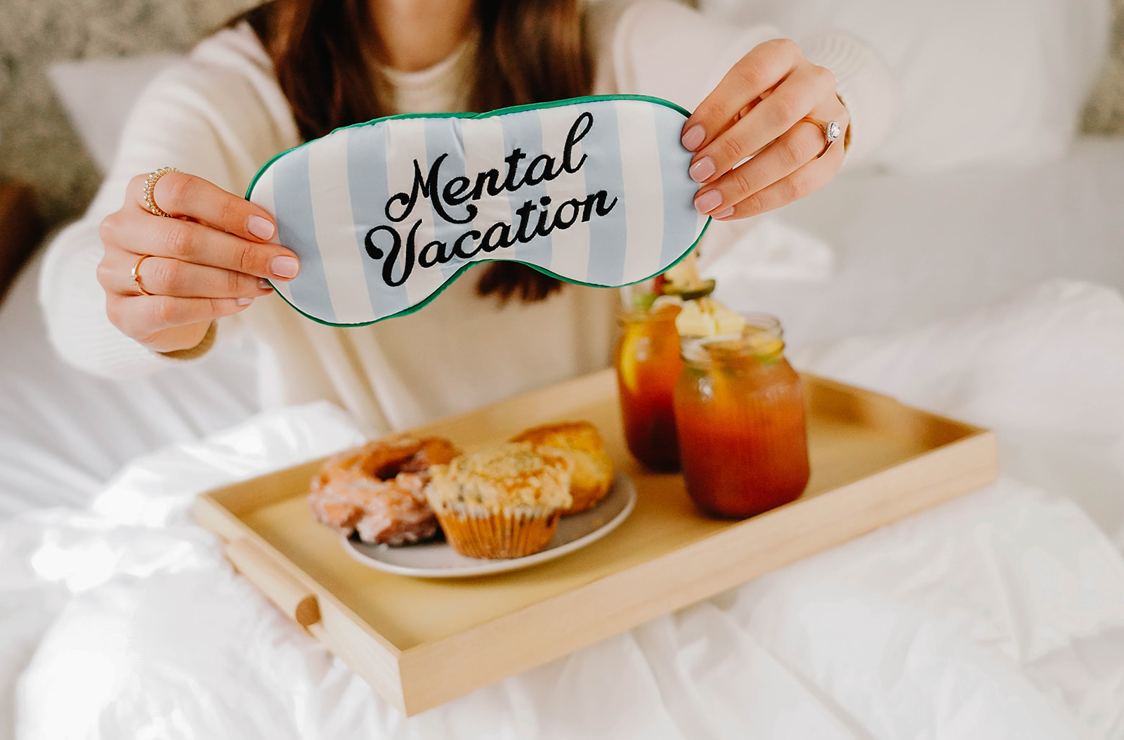 Large 2 Bedroom Apartment, Lakeside Getaway with Pool & Beach Access