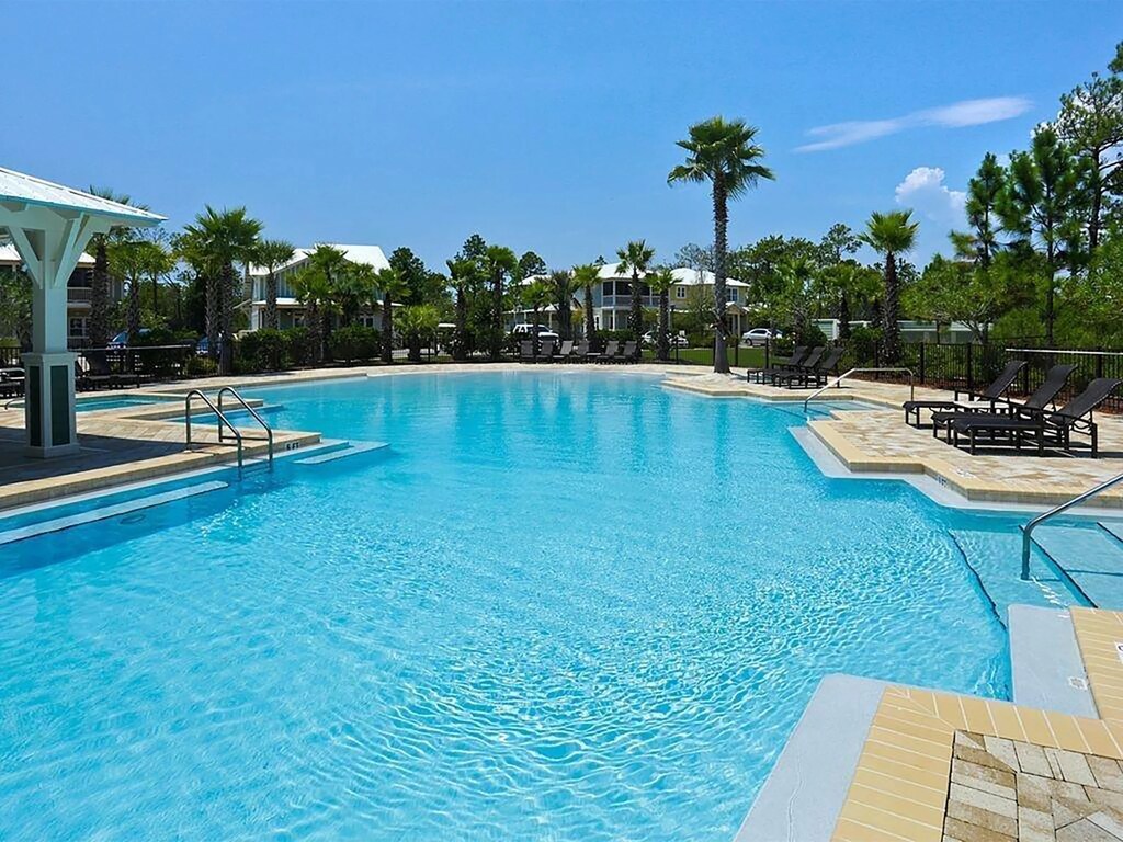 Gorgeous and huge zero entry pool 