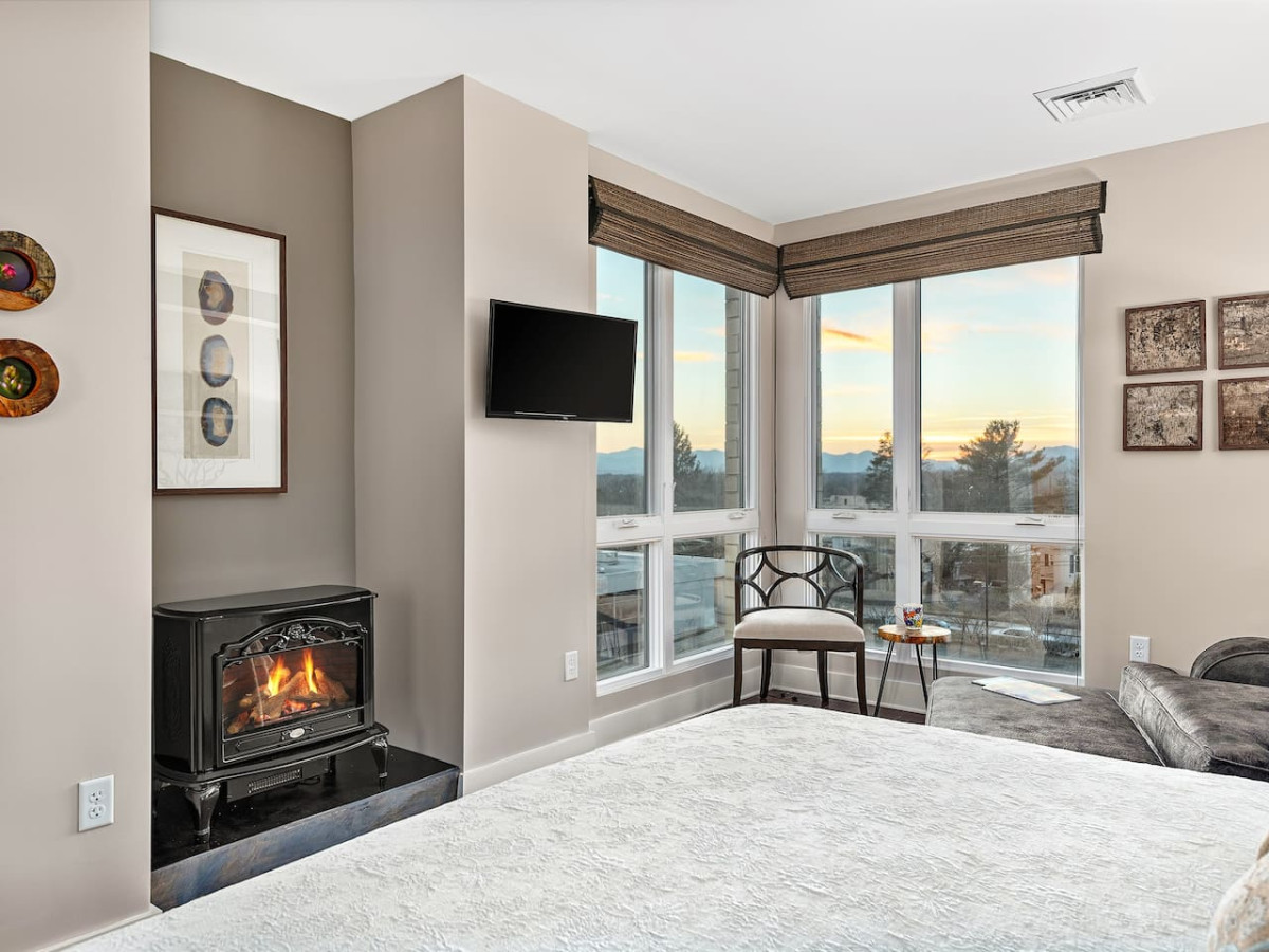 Downtown Luxury Condo with Stunning Mountain Views