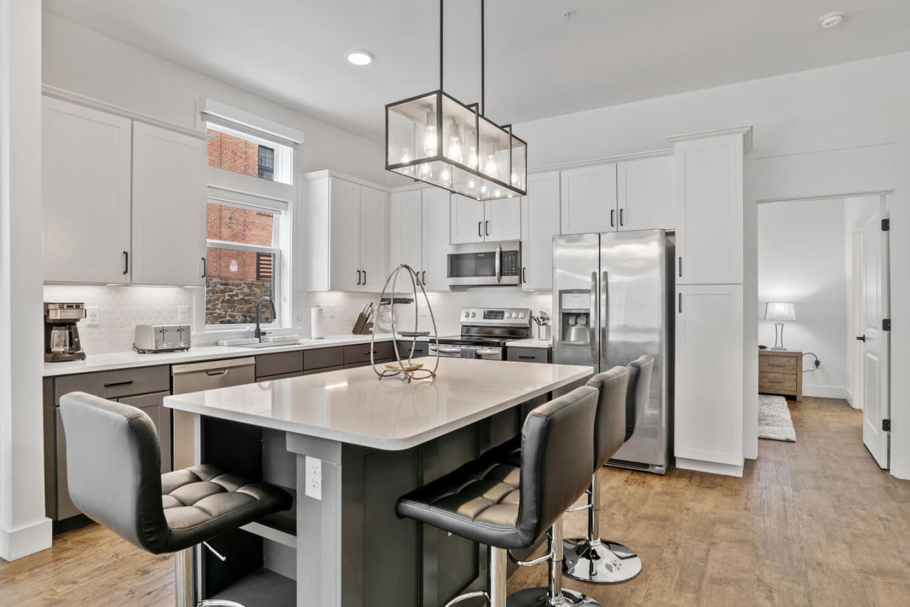 Open Floorplan Ideal Location