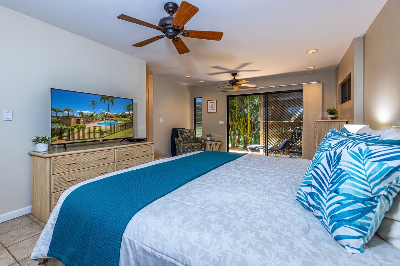 Primary bedroom with access to the lanai