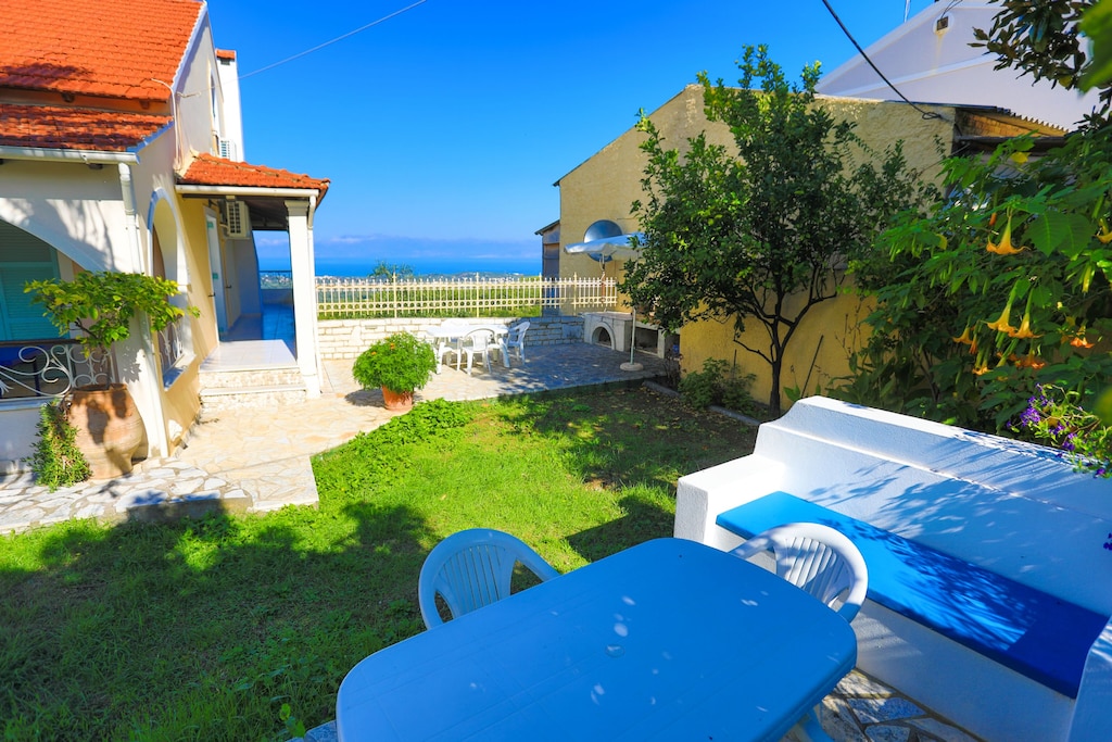 Outdoor dining in the property garden