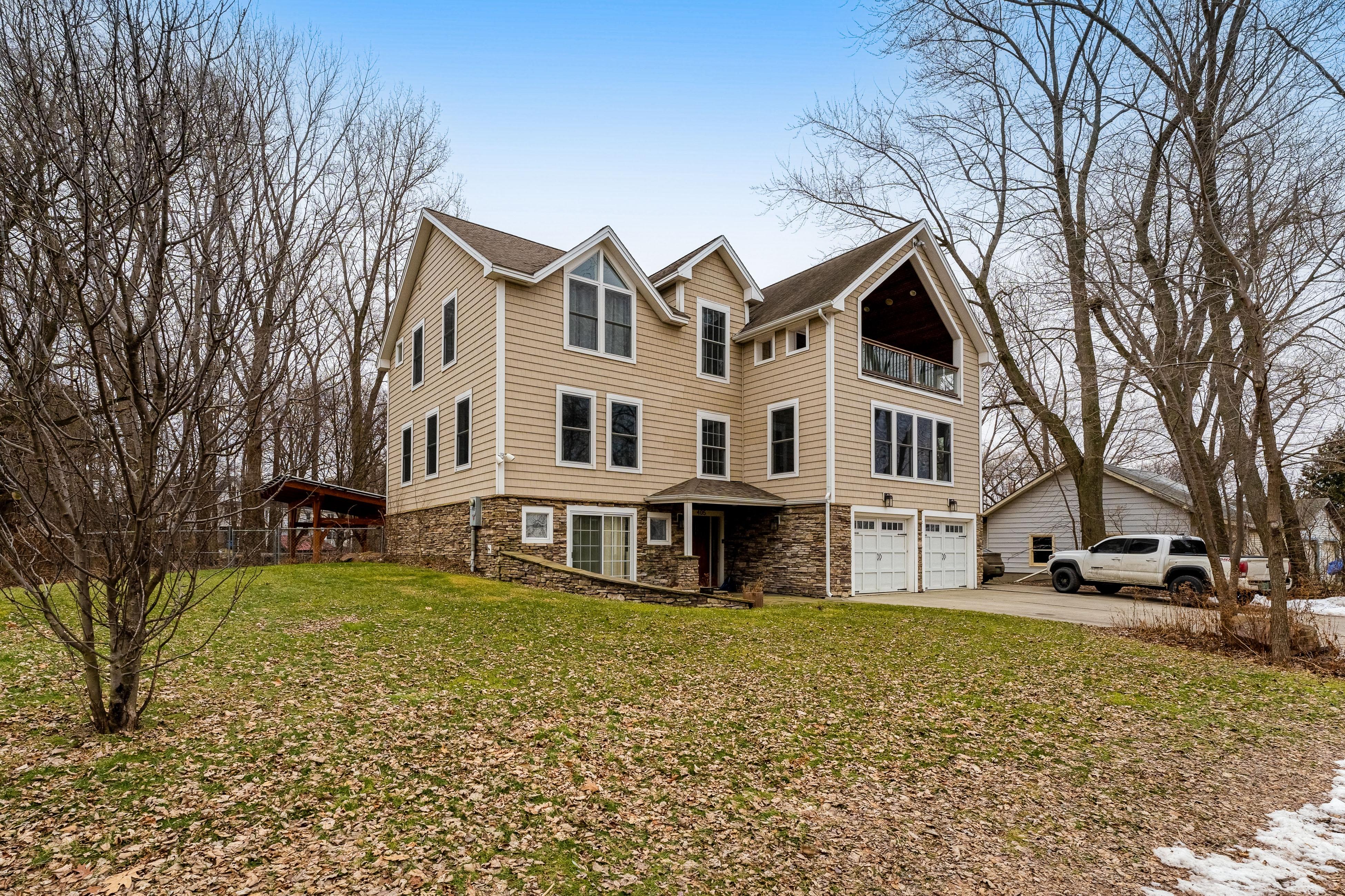 Property Image 1 - The Artist’s Lakeside Hideaway