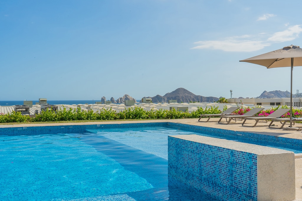 Infinity pool and jacuzzi accessible to all guests in the development
