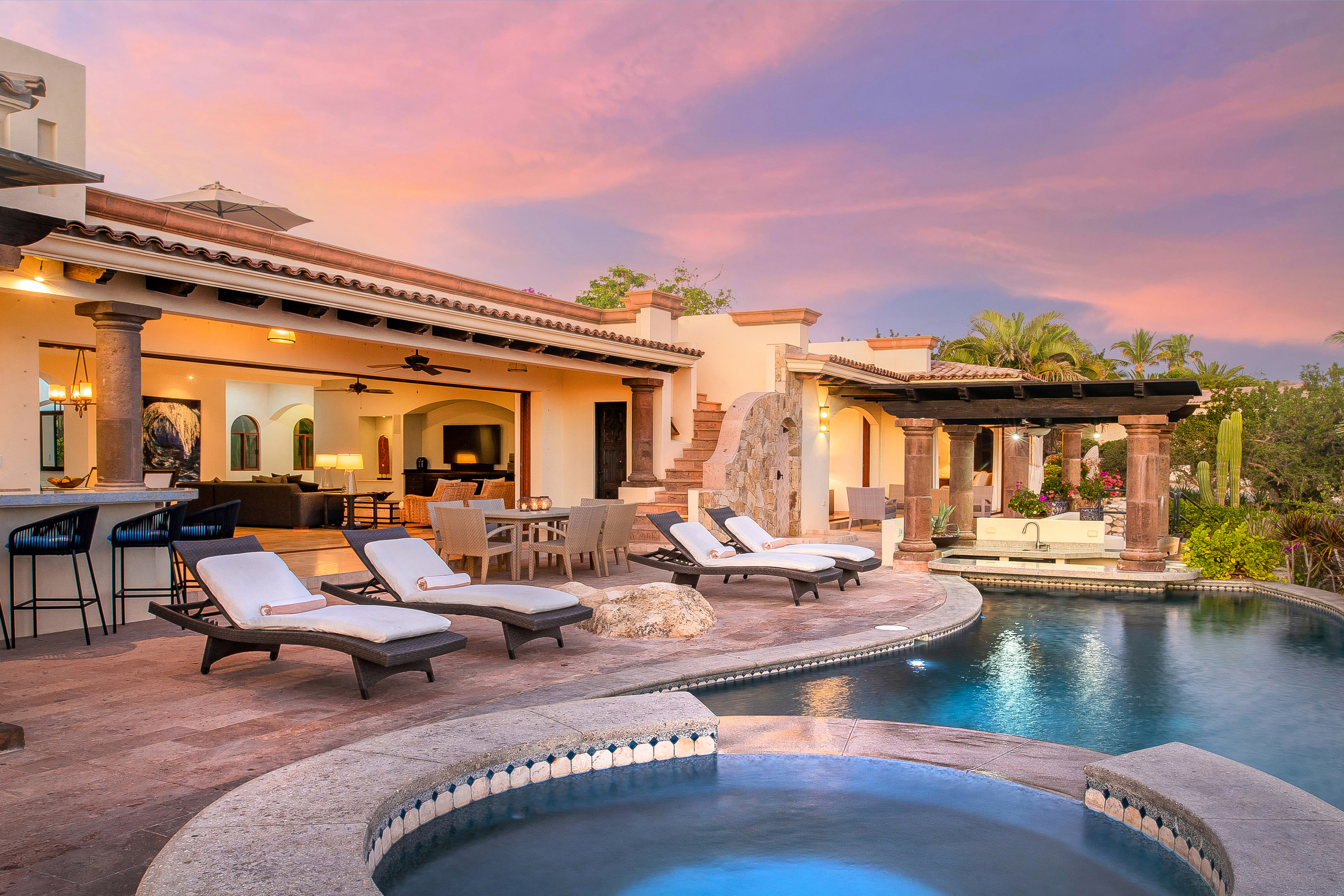 Spacious pool terrace with jacuizz and seating